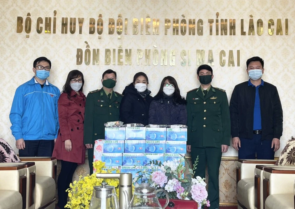 Trao vật tư y tế cho Đồn Biên phòng Si Ma Cai.