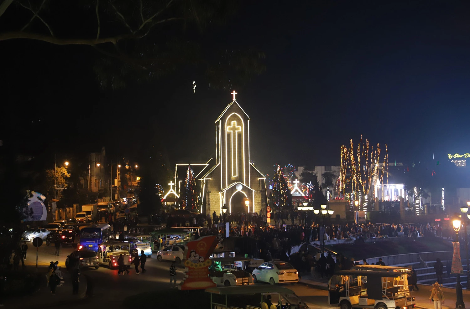 Lào Cai: Người dân nô nức đón Giáng sinh ảnh 14