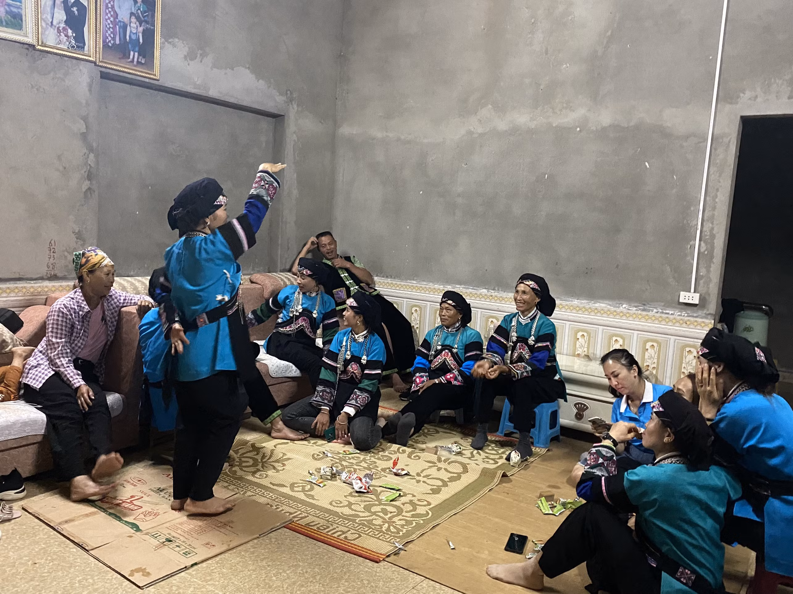 Một buổi sinh hoạt của Câu lạc bộ dân ca Bố Y thôn Lao Chải. Một buổi sinh hoạt của Câu lạc bộ dân ca Bố Y thôn Lao Chải.