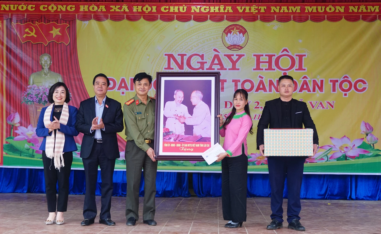 Các đồng chí lãnh đạo dự Ngày hội Đại đoàn kết toàn dân tộc năm 2022 ảnh 12