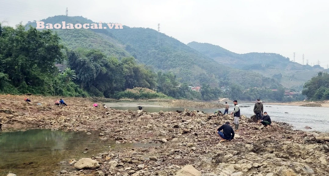 Nhiều người cặm cụi cả ngày mong tìm kiếm vận may.