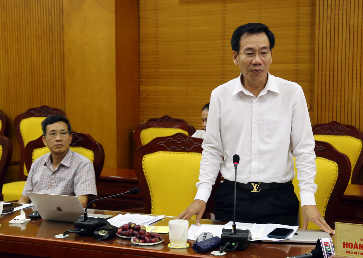 Đồng chí Dương Đức Huy, Trưởng Ban Tuyên giáo Tỉnh ủy Lào Cai phát biểu tại buổi làm việc.