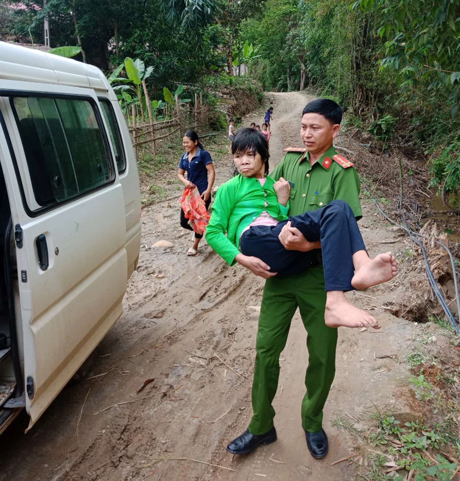 Công an huyện Văn Bàn đến tận nhà đón công dân không có khả năng di chuyển đến điểm cấp căn cước.