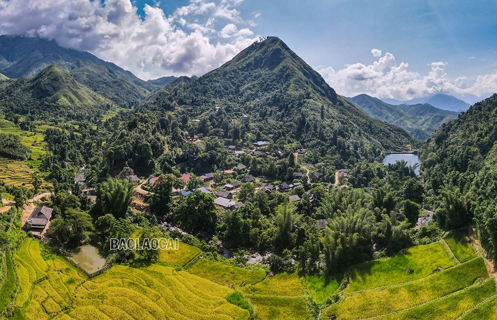 Ngày 2/9 với người Mông xanh là ngày hội lớn. Ngày này, dân bản rộn ràng múa khèn. Người Mông Xanh cư trú chủ yếu ở thôn Tu Thượng và Tu Hạ, xã Nậm Xé, huyện Văn Bàn. Hát ống - nét đẹp văn hóa vẫn được giữ gìn. Trong ngày Tết Độc lập, phụ nữ Mông xanh tập trung từ sáng sớm, mặc trang phục truyền thống cùng vui chơi. Phụ nữ dân tộc Mông xanh. Bản làng của người Mông Xanh ở xã Nậm Xé, huyện Văn Bàn.