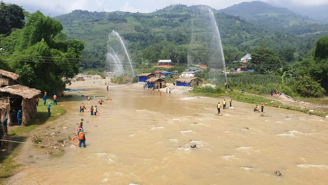 Thành phố Lào Cai diễn tập ứng phó bão, lũ và tìm kiếm cứu nạn. Ảnh: Viết Vinh