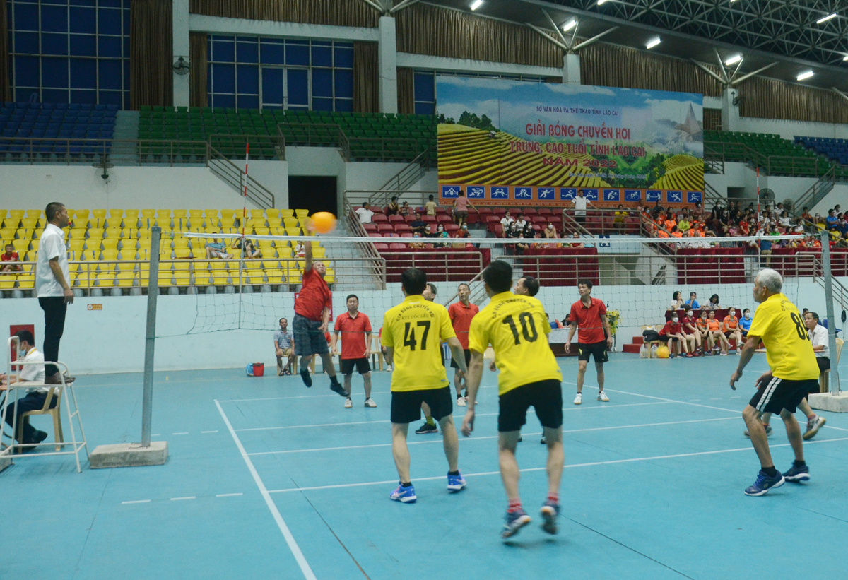 Trận đấu đầu tiên sau lễ khai mạc ở nội dung bóng chuyền hơi nữ trên 56 tuổi giữa đội Pom Hán gặp đội Soi Tiền. Trận bóng nội dung nam trên 56 tuổi giữa đội Cốc Lếu gặp đội Tằng Loỏng.