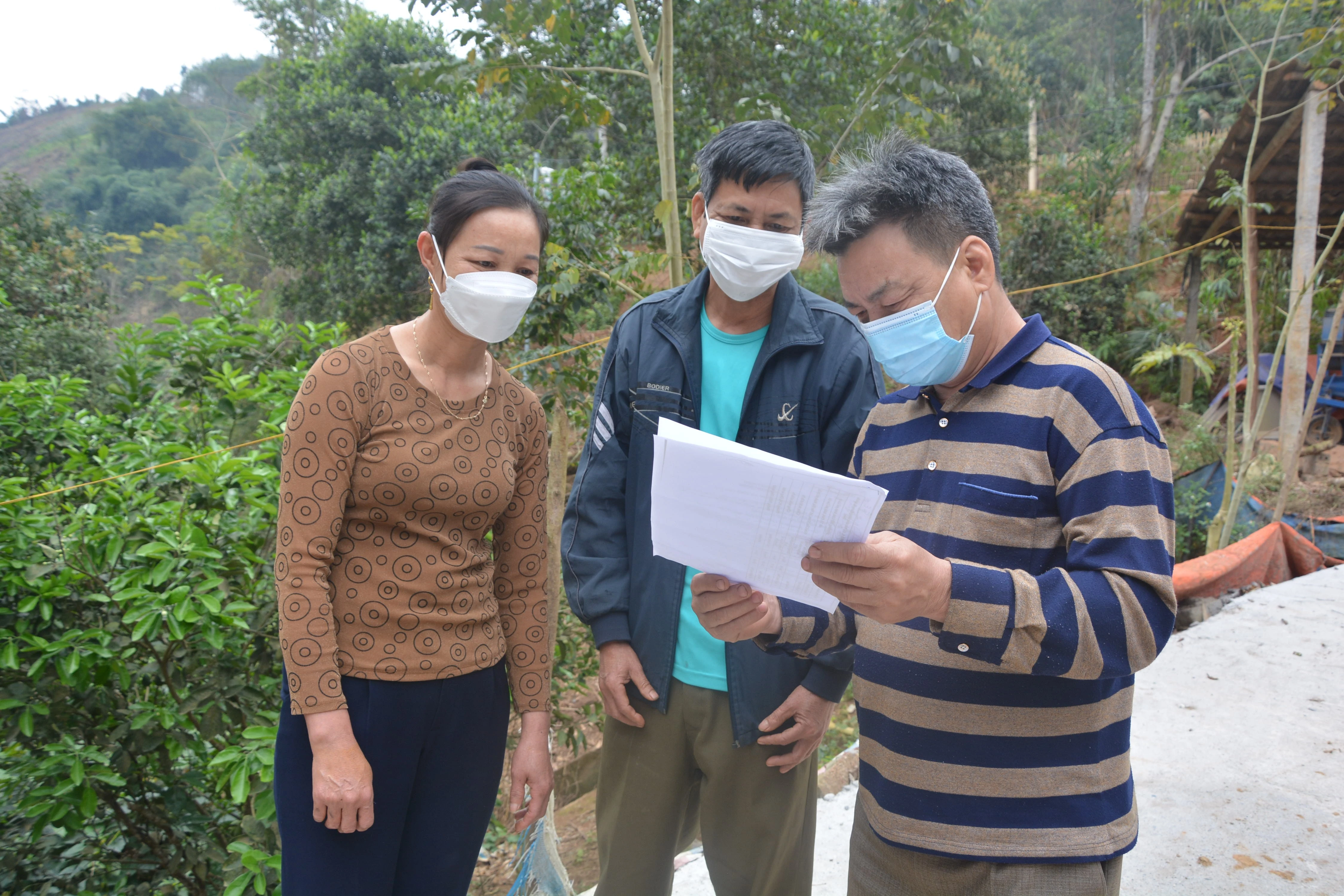 Ông Phàn A Bồng (ngoài cùng bên phải) thường xuyên gặp gỡ, trao đổi thông tin với thành viên trong dòng họ.