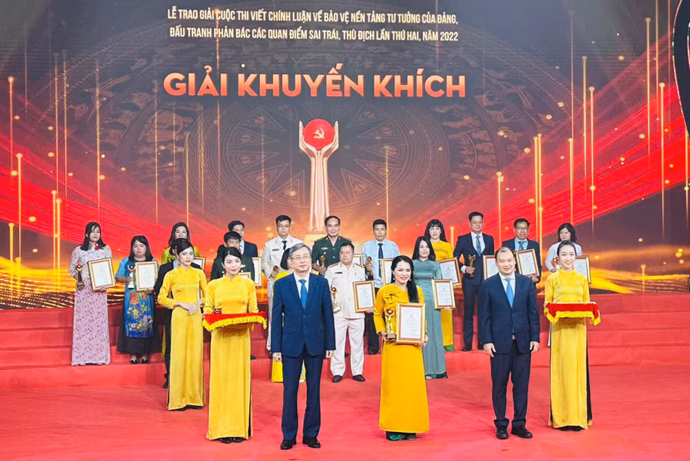 Đại diện nhóm tác giả Đỗ Thị Thu Hiền, Hồ Mai Phương, Hoàng Đình Quyết (Ban Tuyên giáo Tỉnh ủy Lào Cai) nhận giải cuộc thi.