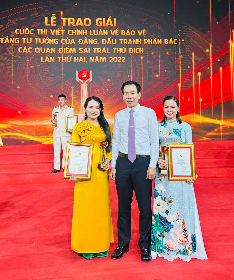 Đồng chí Dương Đức Huy, Trưởng Ban Tuyên giáo Tỉnh ủy cùng đại diện 2 nhóm tác giả của Lào Cai tham dự lễ trao giải.