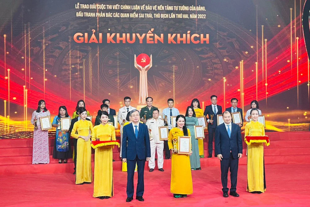 Đại diện nhóm tác giả Đỗ Thị Thu Hiền, Hồ Mai Phương, Hoàng Đình Quyết (Ban Tuyên giáo Tỉnh ủy Lào Cai) nhận giải cuộc thi.