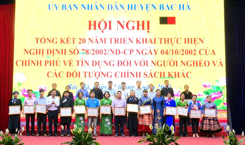 Trao Giấy khen cho các cá nhân.