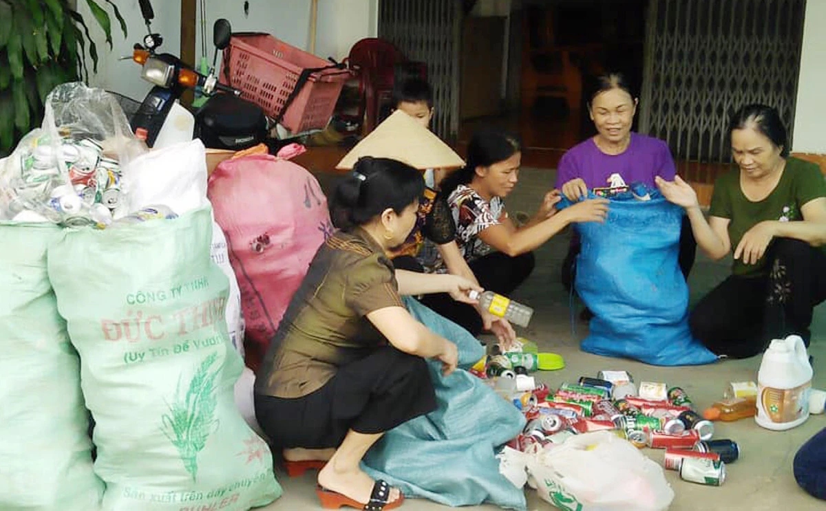 Hội viên Hội Phụ nữ phường Pom Hán thu gom phế liệu để gây quỹ.