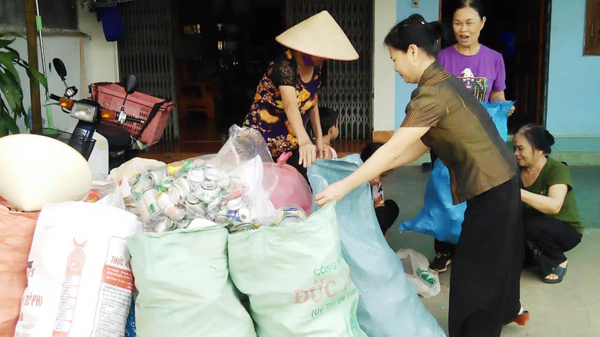 Hội viên Hội Phụ nữ phường Pom Hán thu gom phế liệu để gây quỹ.