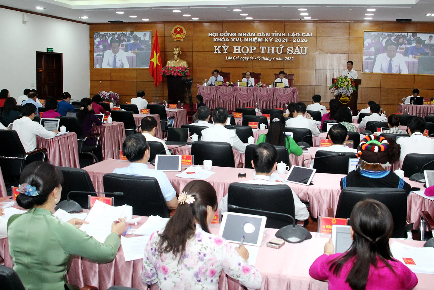 Kỳ họp thứ 6 HĐND tỉnh khóa XVI: Sôi nổi thảo luận, chất vấn, giải trình tại hội trường ảnh 13