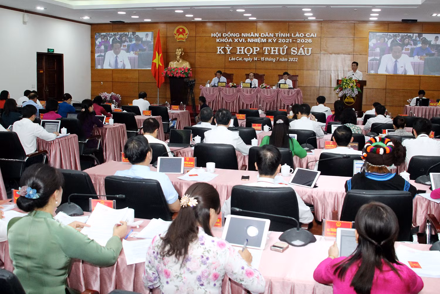 Kỳ họp thứ 6 HĐND tỉnh khóa XVI: Sôi nổi thảo luận, chất vấn, giải trình tại hội trường ảnh 13