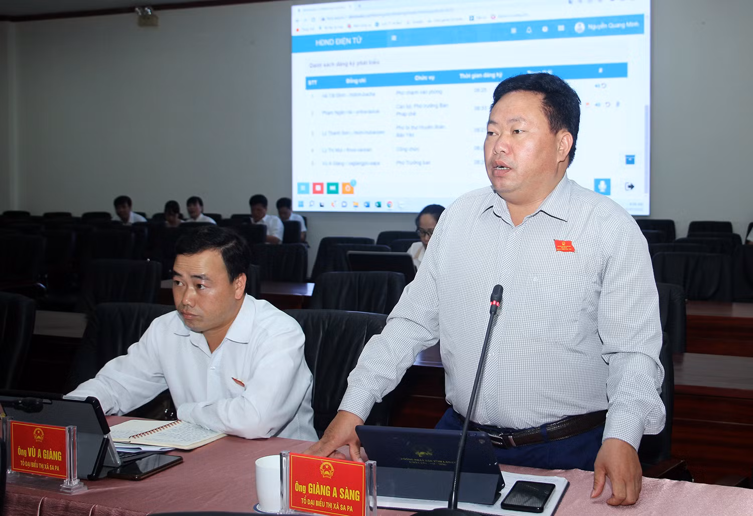 Kỳ họp thứ 6 HĐND tỉnh khóa XVI: Sôi nổi thảo luận, chất vấn, giải trình tại hội trường ảnh 6