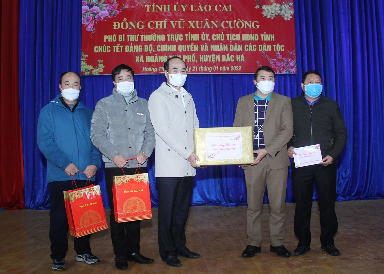 Các đồng chí lãnh đạo tỉnh thăm, chúc Tết tại Bắc Hà ảnh 2