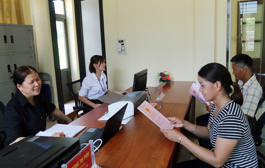 Công chức bộ phận tiếp nhận và trả kết quả xã Hòa Mạc hướng dẫn các thủ tục hành chính cho người dân.