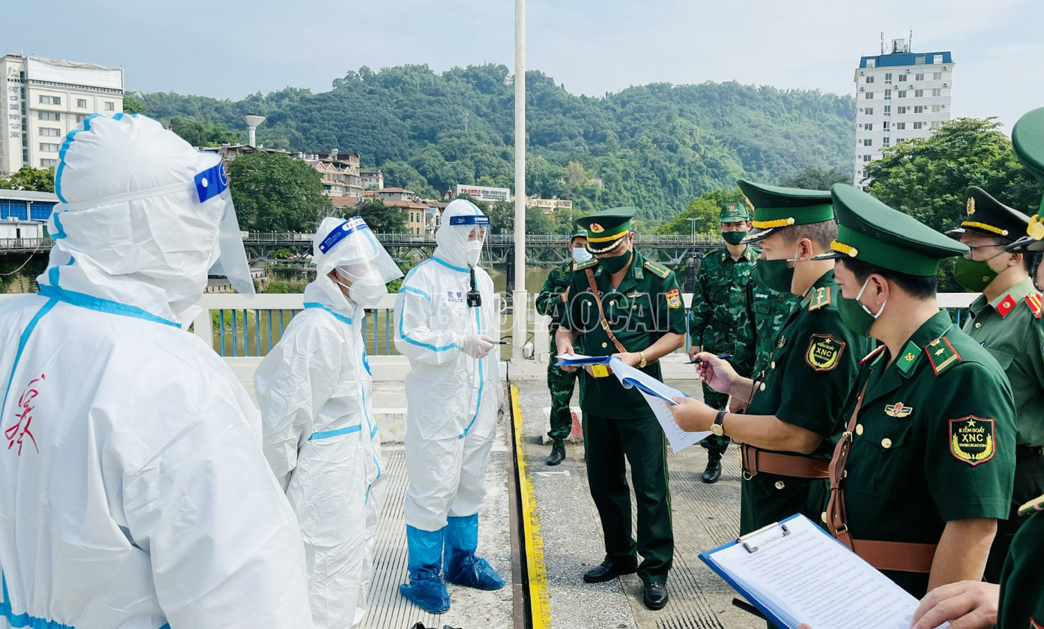 Lực lượng chức năng của Việt Nam làm thủ tục tiếp nhận đối tượng Vũ Công Hải.