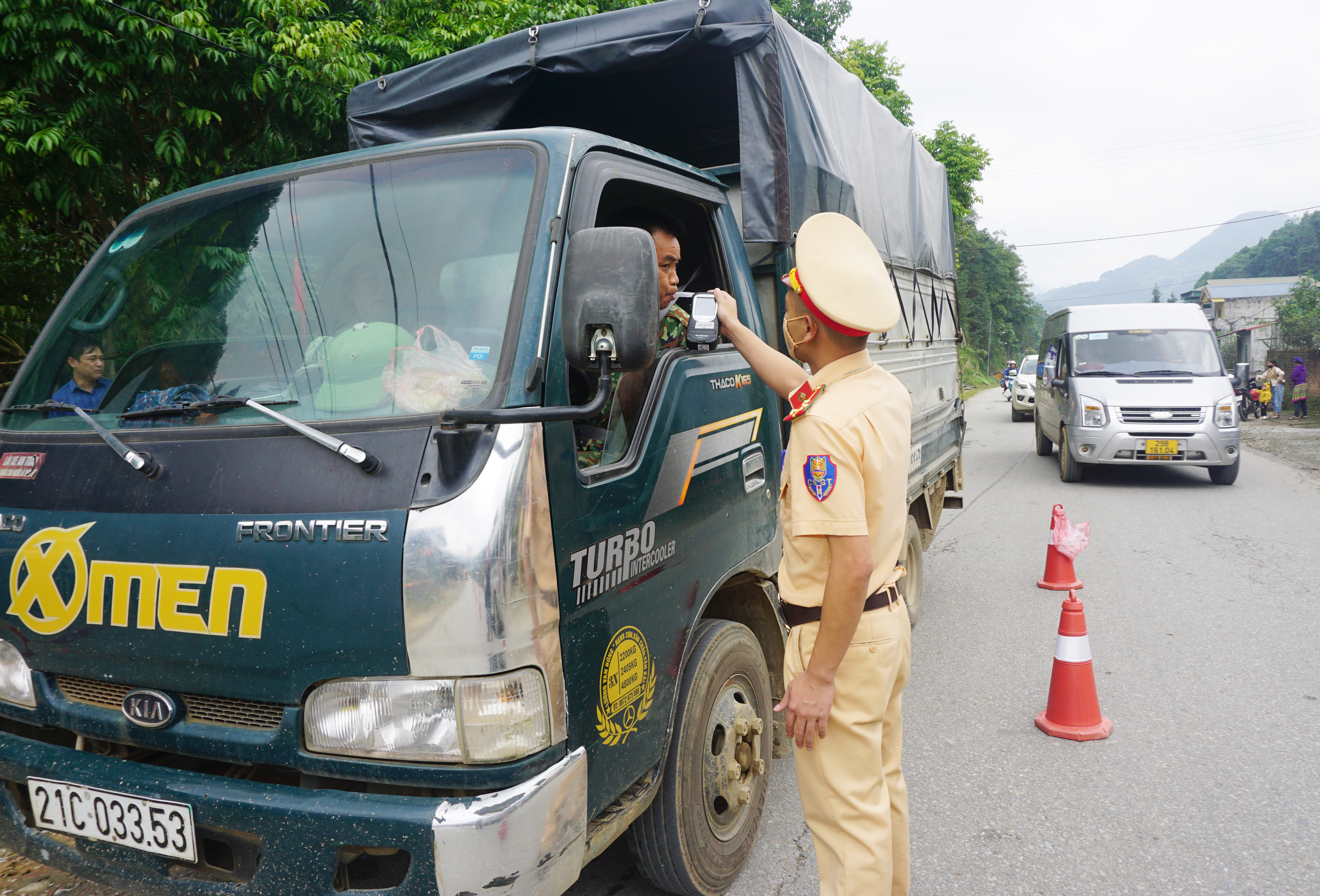 Bắc Hà ra quân kiểm tra, xử lý vi phạm nồng độ cồn khi tham gia giao thông ảnh 1 Bắc Hà ra quân kiểm tra, xử lý vi phạm nồng độ cồn khi tham gia giao thông ảnh 1