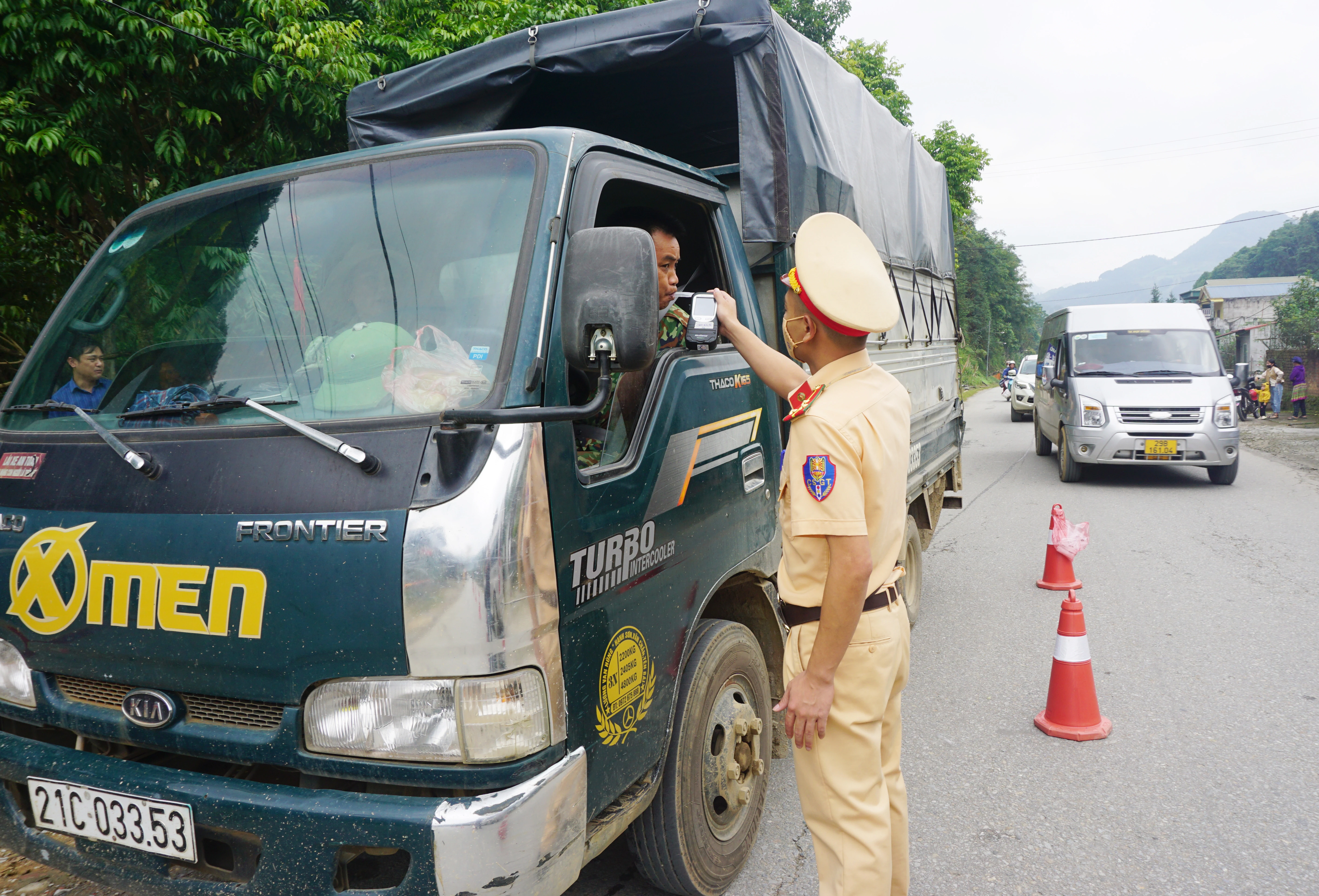 Bắc Hà ra quân kiểm tra, xử lý vi phạm nồng độ cồn khi tham gia giao thông ảnh 1
