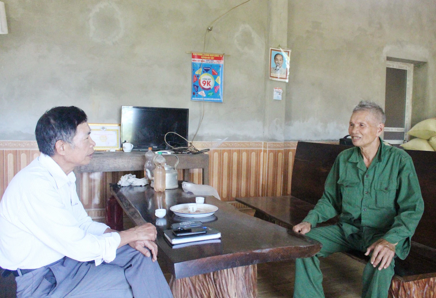 Ông Bùi Văn Quyến (bên trái ảnh) là tấm gương phát triển kinh tế ở địa phương. Ông Bùi Văn Quyến (bên trái ảnh) là tấm gương phát triển kinh tế ở địa phương.