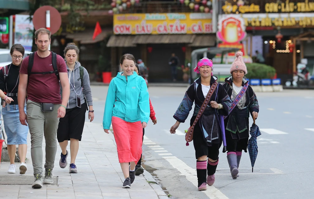 Du khách thích thú trải nghiệm ngày rét lạnh giữa mùa hè ở Sa Pa ảnh 8