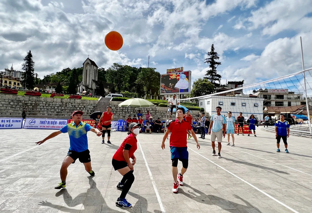 Câu lạc bộ Báo Lào Cai đoạt giải Nhất giao lưu bóng chuyền hơi chào mừng 97 năm Ngày Báo chí cách mạng Việt Nam ảnh 1