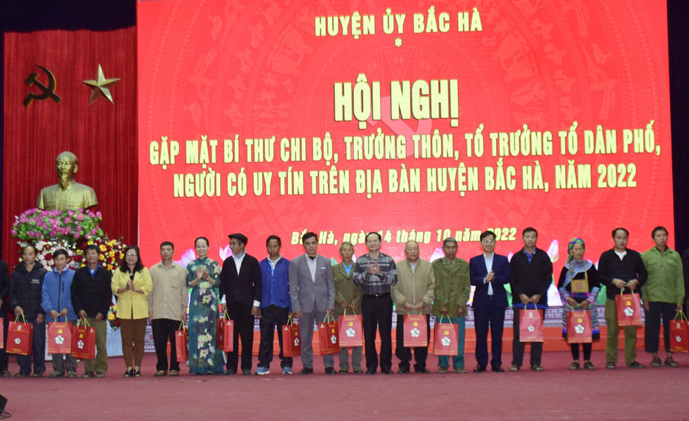 Bắc Hà gặp mặt bí thư chi bộ, trưởng thôn, tổ trưởng tổ dân phố, người có uy tín trên địa bàn ảnh 5