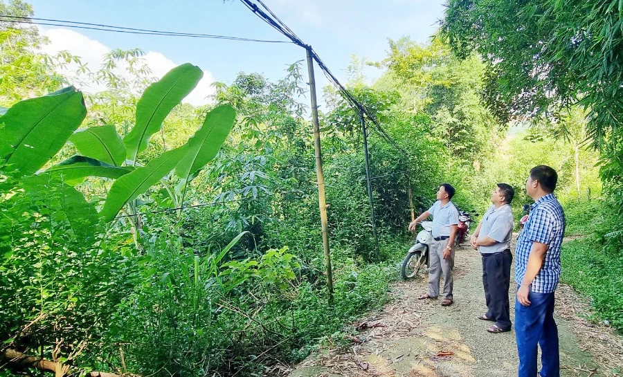 Tại một số khu dân cư, người dân vẫn phải tự kéo điện về phục vụ sinh hoạt