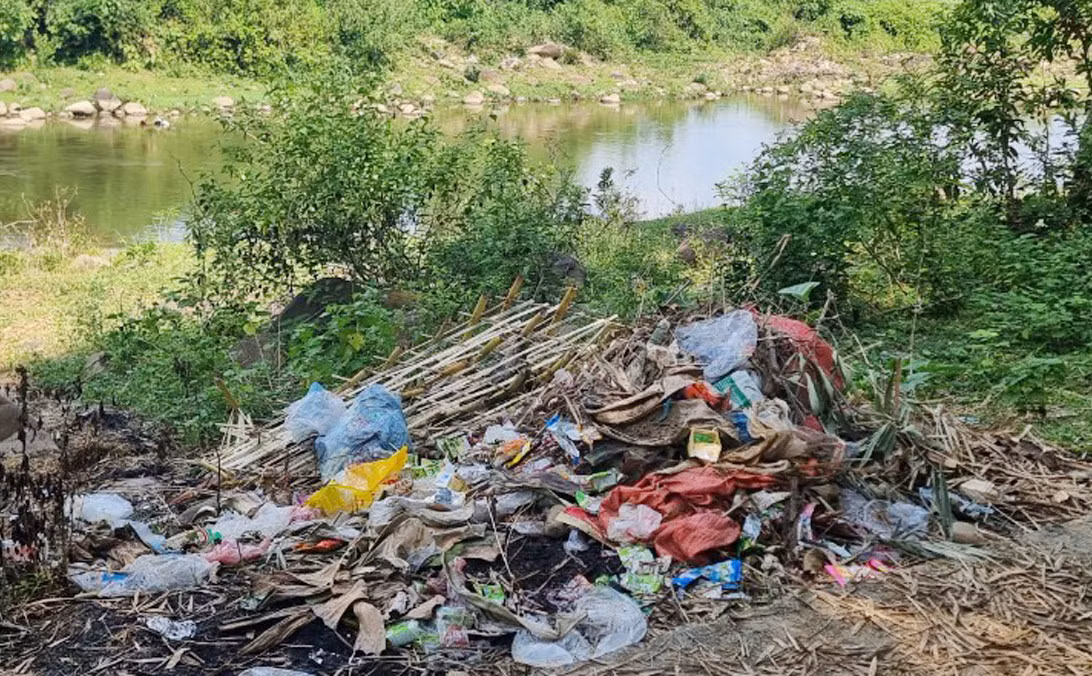 Hầu hết các thôn chưa thu gom được rác thải.