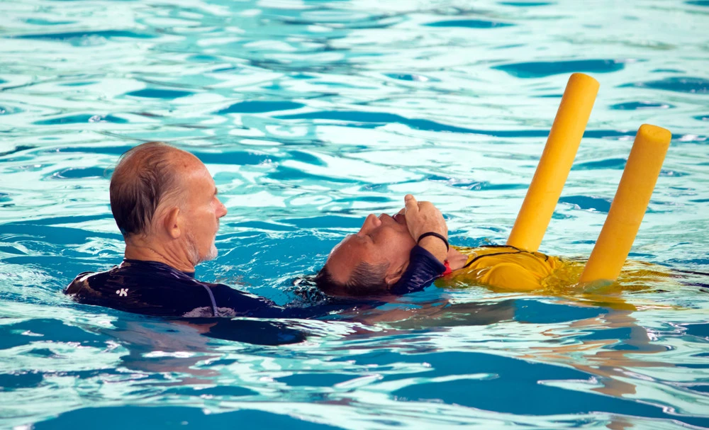 Chuyên gia hướng dẫn kỹ năng cứu đuối nước an toàn cho học viên.