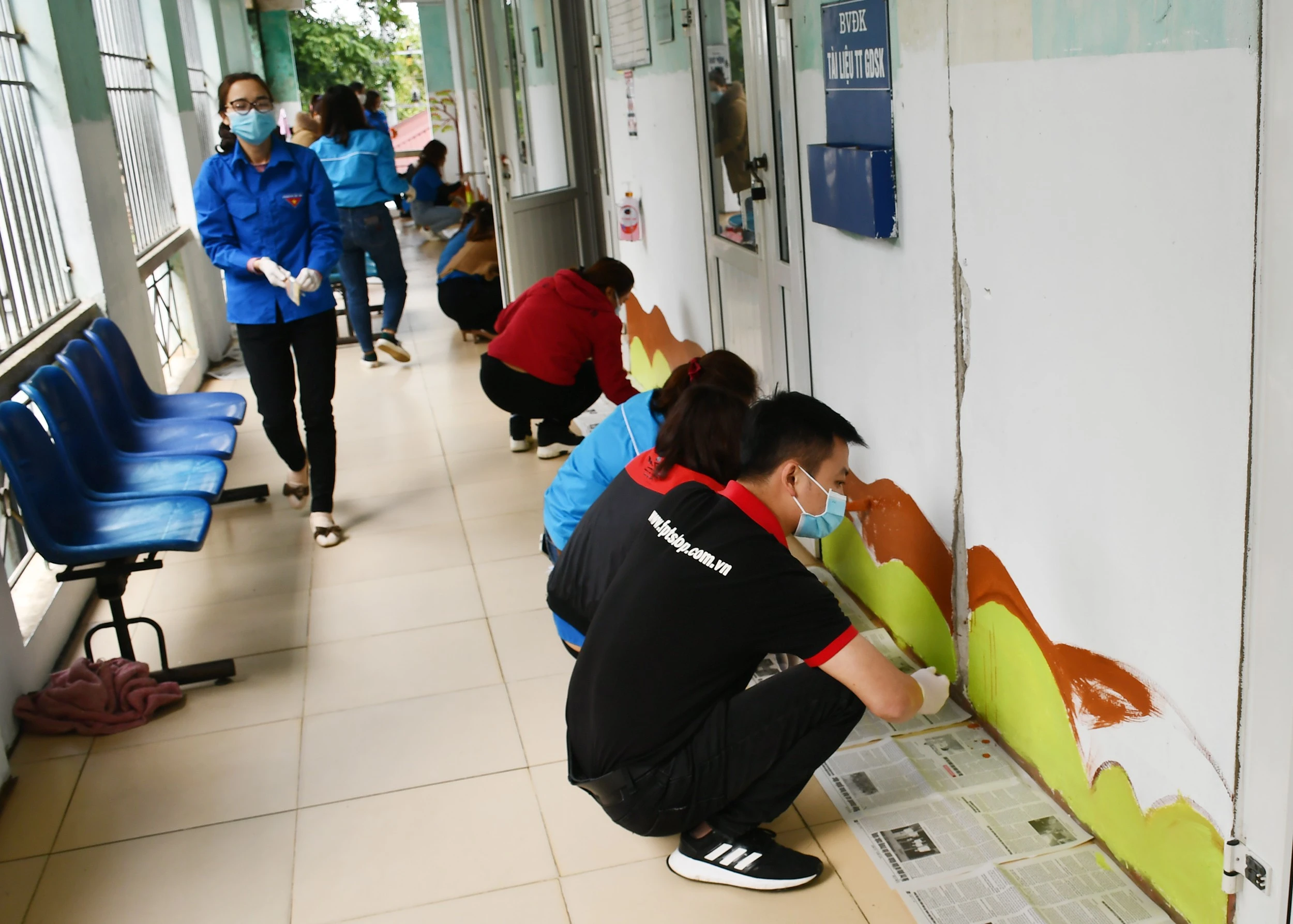 Tặng quà, vẽ tranh tường trong chương trình “Bức họa tuổi thơ” ảnh 3