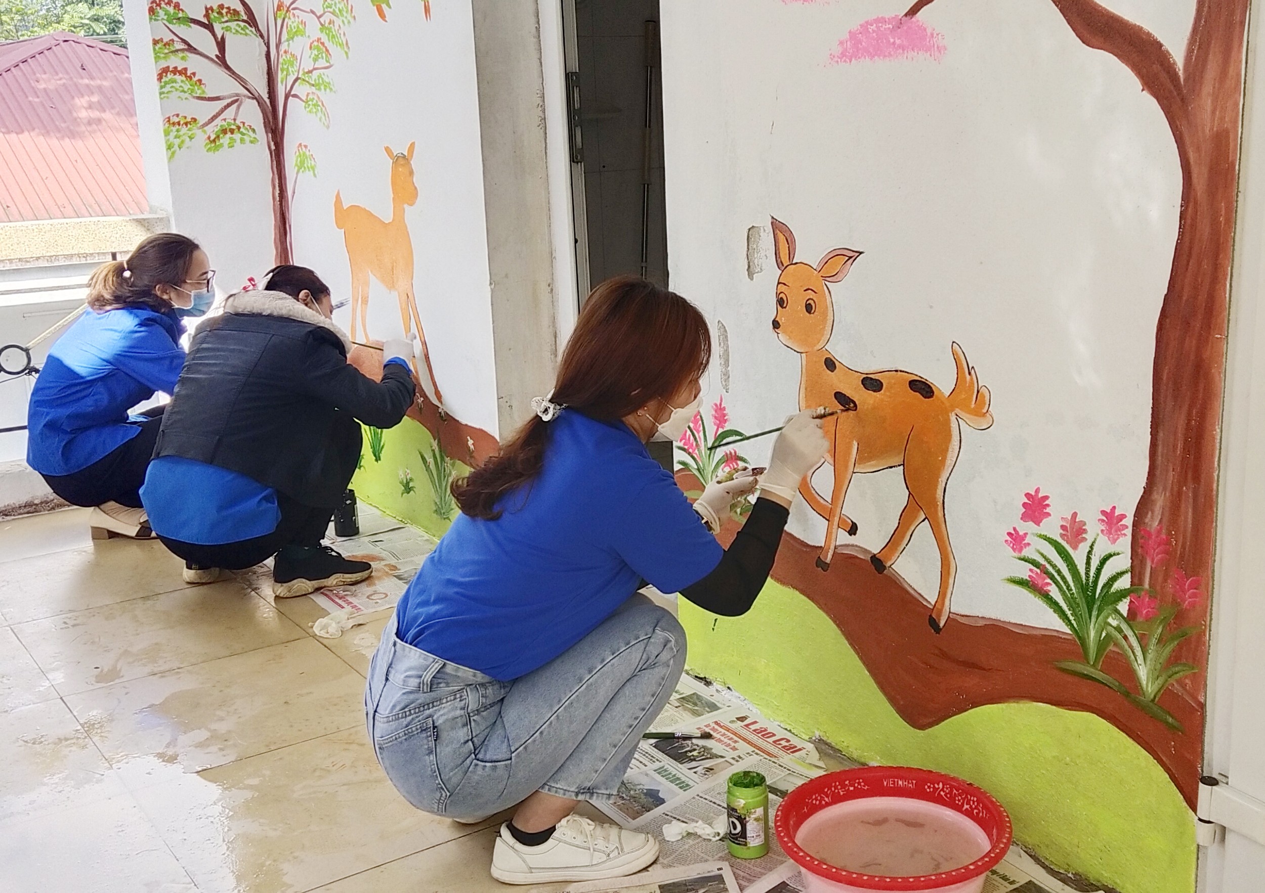 Tặng quà, vẽ tranh tường trong chương trình “Bức họa tuổi thơ” ảnh 4 Tặng quà, vẽ tranh tường trong chương trình “Bức họa tuổi thơ” ảnh 4