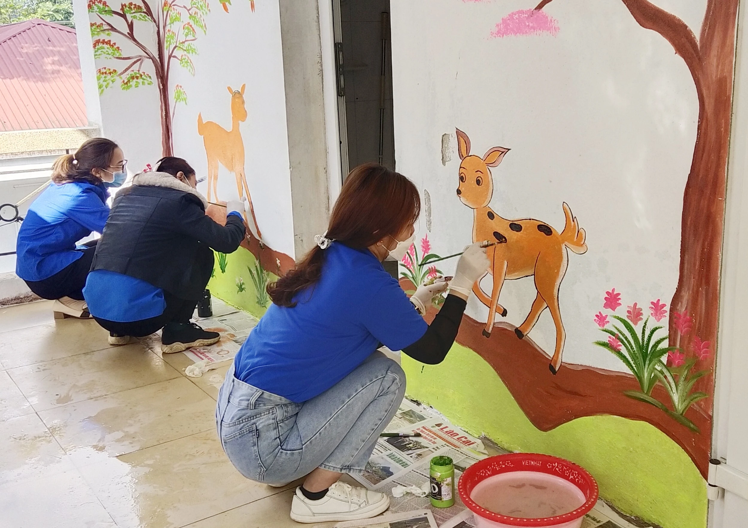 Tặng quà, vẽ tranh tường trong chương trình “Bức họa tuổi thơ” ảnh 4