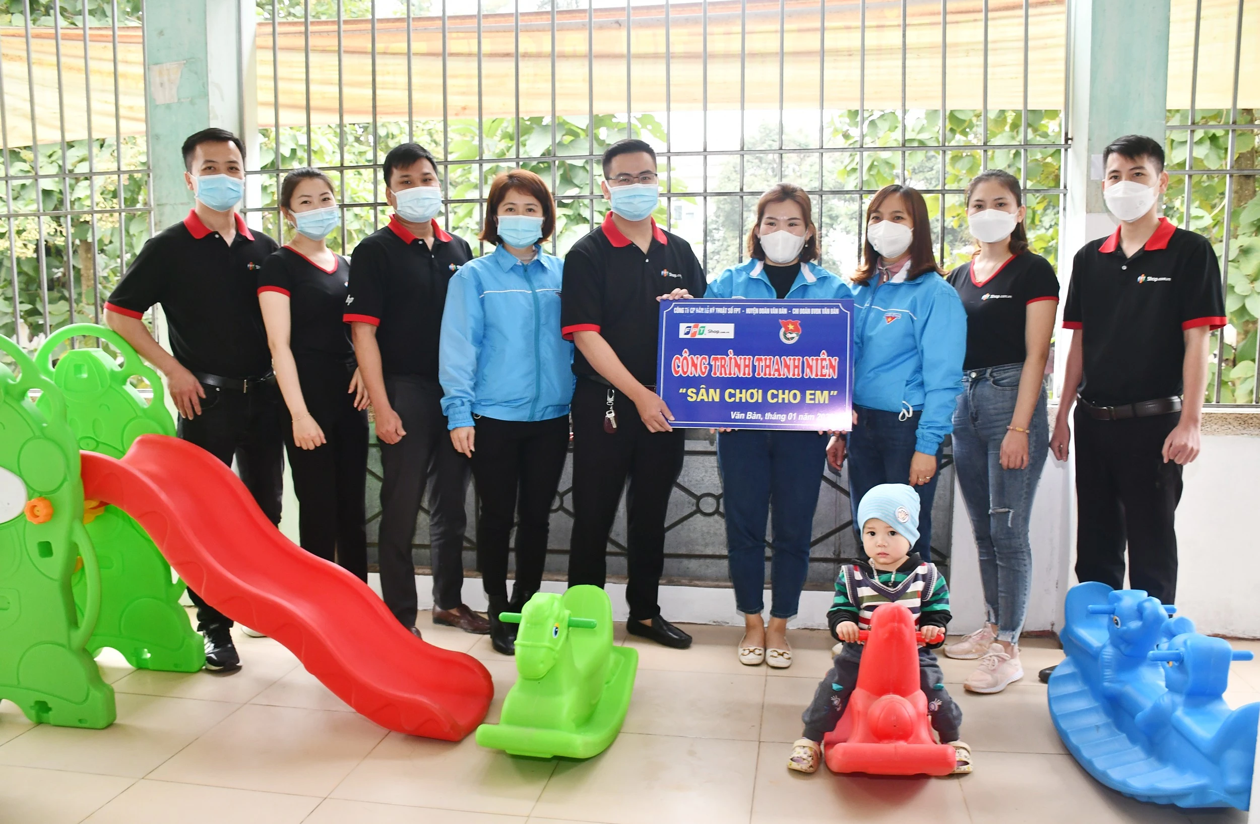 Tặng quà, vẽ tranh tường trong chương trình “Bức họa tuổi thơ” ảnh 2