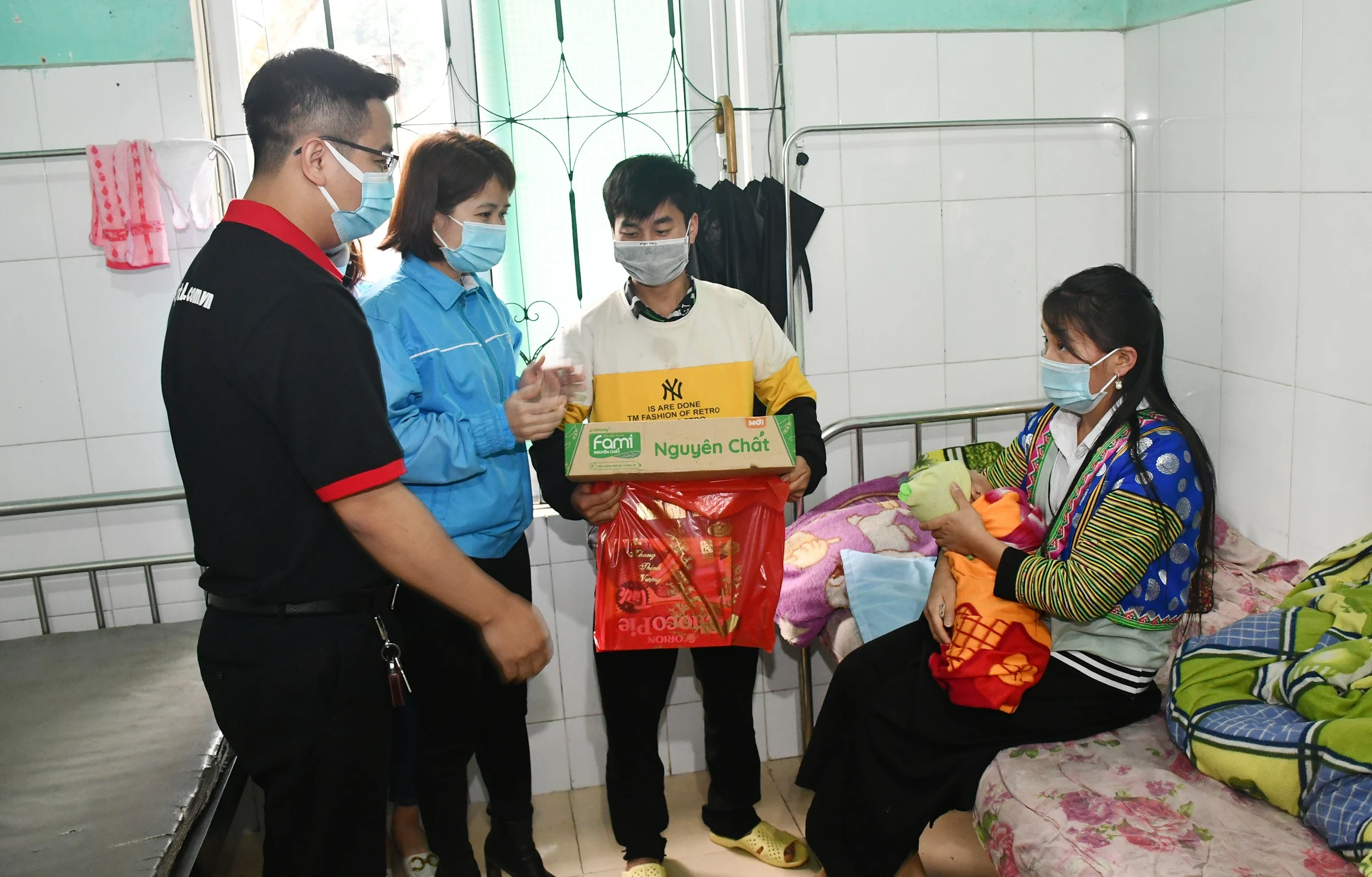 Tặng quà, vẽ tranh tường trong chương trình “Bức họa tuổi thơ” ảnh 1