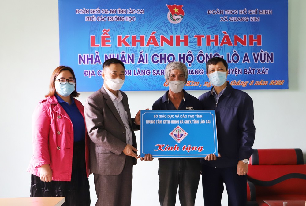 Bàn giao nhà cho ông Lò A Vừn.