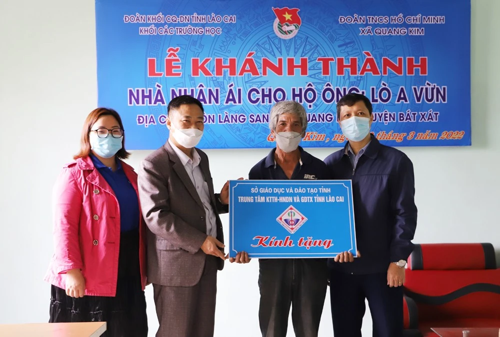 Bàn giao nhà cho ông Lò A Vừn.