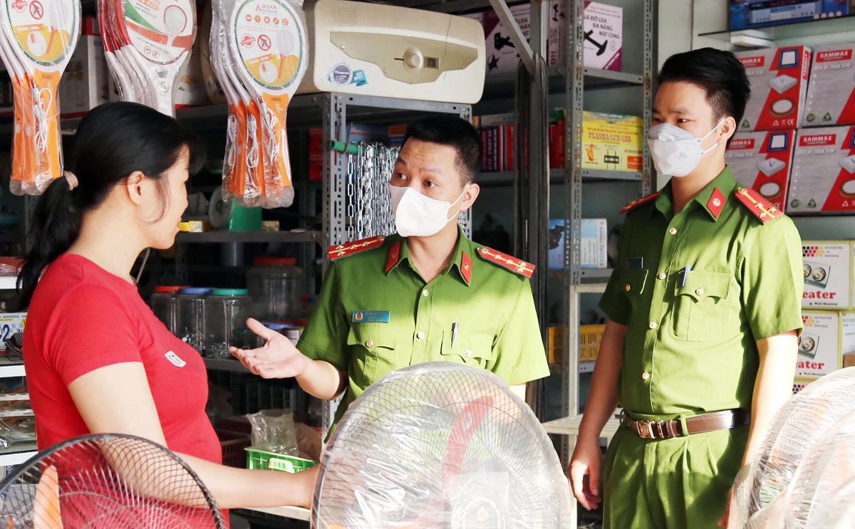 Công an xã Xuân Giao trực tiếp tuyên truyền pháp luật tới người dân.