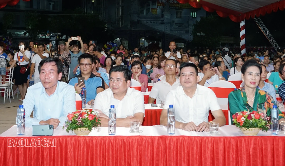 Quang cảnh chương trình nghệ thuật. Các đại biểu tham dự chương trình.