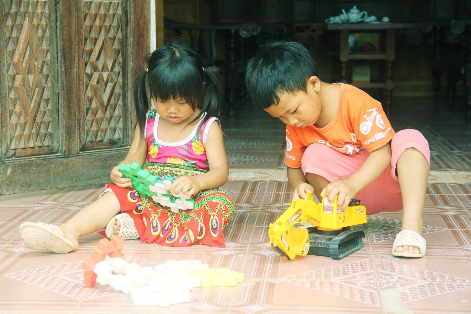 Xa nhà từ sớm, những đứa trẻ ở bản Mông hiểu chuyện và dần có ý thức tự lập.