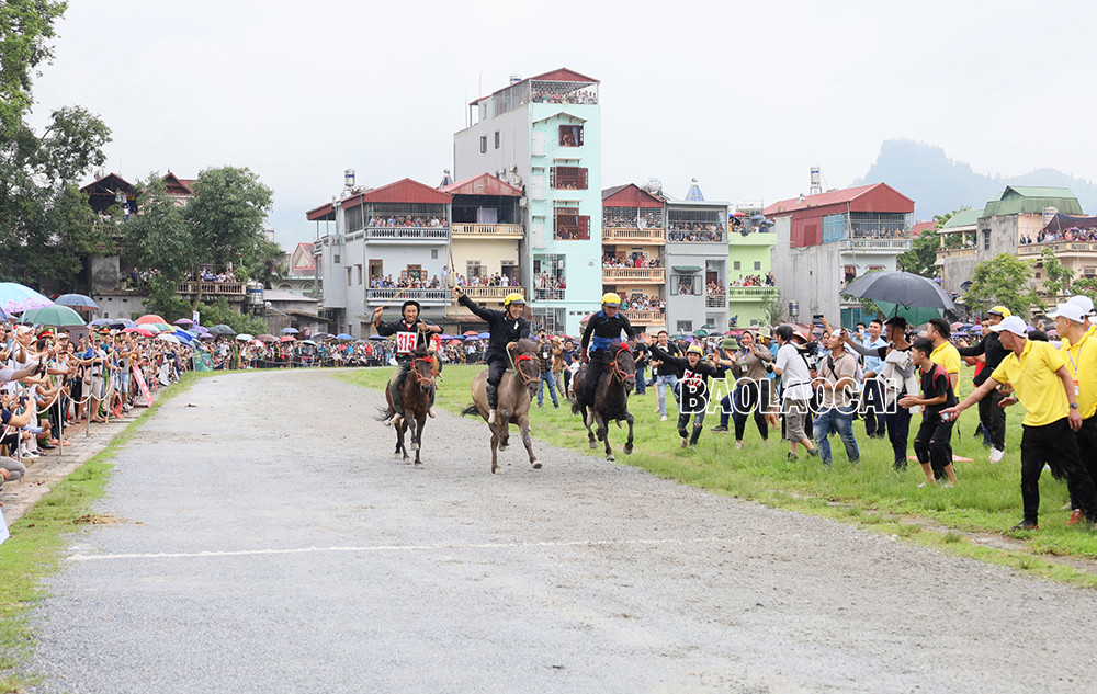 Kịch tính Chung kết Giải đua “Vó ngựa Cao nguyên trắng Bắc Hà mùa hè năm 2022” ảnh 9