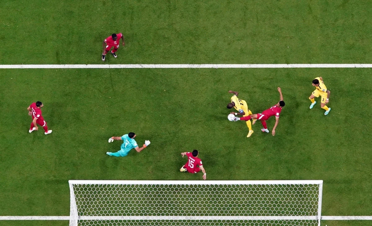 Tình huống ghi bàn bị VAR từ chối của Enner Valencia.