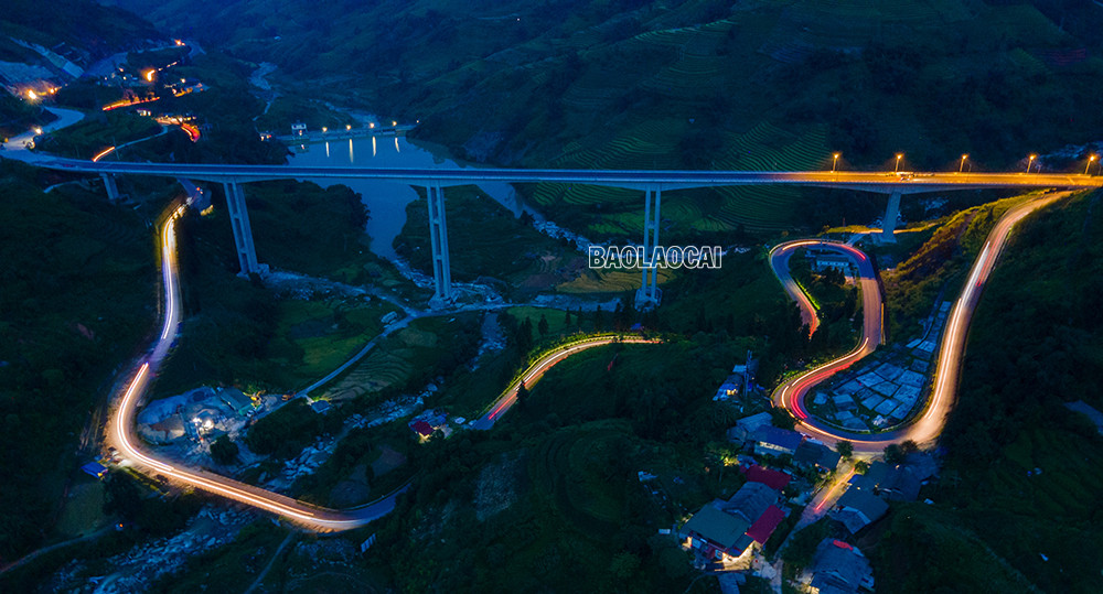 Cầu được xây dựng bằng bê tông cốt thép, bề mặt rộng 14m với 4 làn xe, 5 nhịp liên tục, trong đó, nhịp dài nhất là 132m, được thi công bằng phương pháp dầm hộp đúc hẫng cân bằng. Sau khi tuyến đường này hoàn thành sẽ tạo thuận lợi cho việc đi lại, giao thương, góp phần thúc đẩy phát triển kinh tế - xã hội của tỉnh Lào Cai và khu vực Tây Bắc. Cầu Móng Sến được khởi công từ đầu năm 2020, đến nay các hạng mục đã và đang dần hoàn thành. Do bắc qua thung lũng, lại có độ cao gần 100m nên công trường cầu Móng Sến thường xuyên có mây mù bao phủ, cây cầu như đi xuyên vào mây. Đứng trên cầu phóng tầm mắt ra xa theo nhiều hướng là những thửa ruộng bậc thang tuyệt đẹp. Đây là cây cầu cạn vượt địa hình nối từ khu vực chân dốc lên đỉnh dốc ba tầng - đoạn đường khó đi, quanh co, nguy hiểm nhất trong cung đường từ thành phố Lào Cai lên thị xã Sa Pa. Đến thời điểm hiện tại, công trình đã hoàn thành 99% khối lượng công việc, còn một số hạng mục cuối cùng trước khi đi vào hoạt động như hệ thống đèn chiếu sáng, vạch sơn kẻ đường và thảm đường dẫn 2 bên đầu cầu. Cây cầu cạn cao nhất Việt Nam, có ý nghĩa “then chốt” trong xây dựng tuyến đường nối cao tốc Nội Bài – Lào Cai đến Khu du lịch quốc gia Sa Pa.