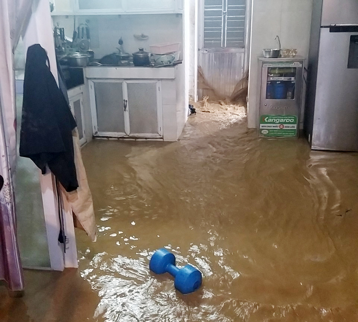 20 hộ dân ở tổ dân phố số 5, thị trấn Khánh Yên bị ngập nước và sạt lở.