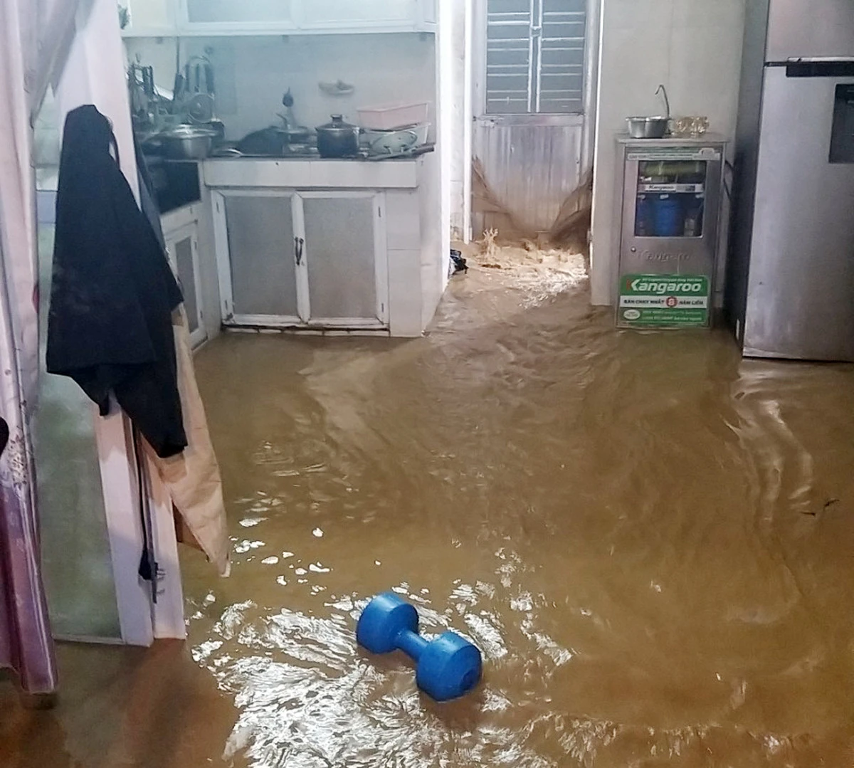 20 hộ dân ở tổ dân phố số 5, thị trấn Khánh Yên bị ngập nước và sạt lở.