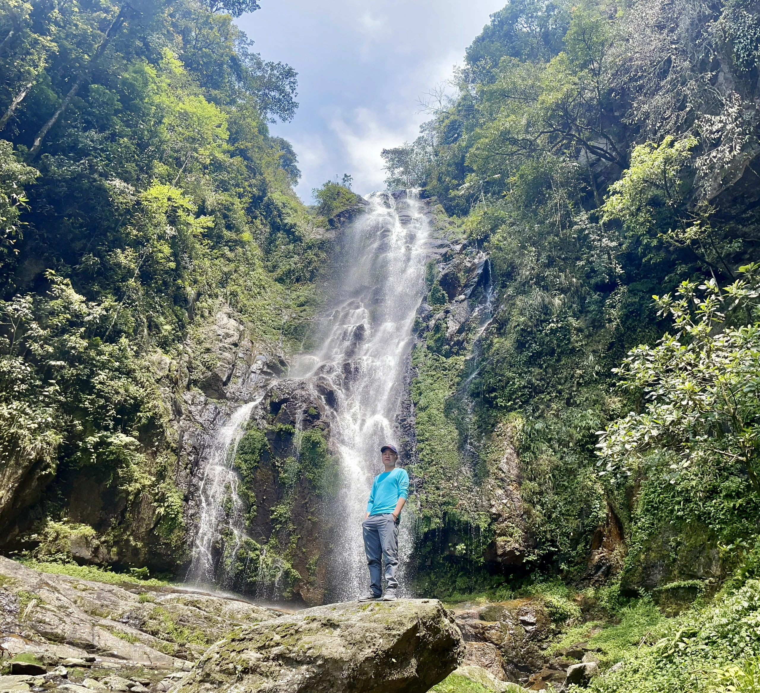 Du khách khám phá thác.