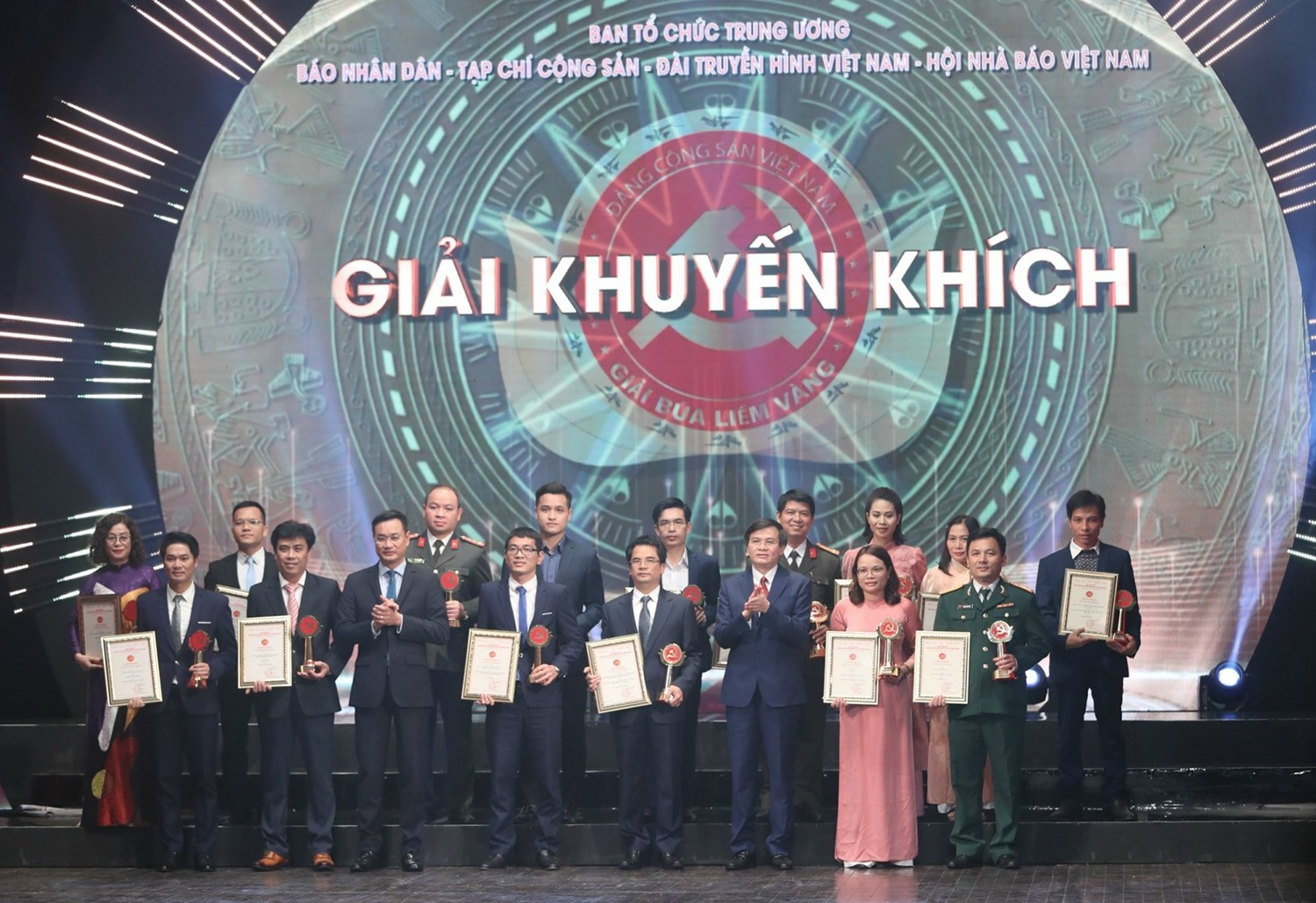 Ban Tổ chức trao giải Khuyến khích cho tác giả, nhóm tác giả Ban Tổ chức trao giải Khuyến khích cho tác giả, nhóm tác giả