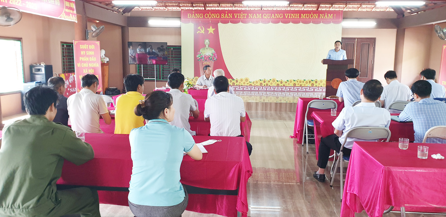 Quang cảnh buổi sinh hoạt chi bộ. Quang cảnh buổi sinh hoạt chi bộ.